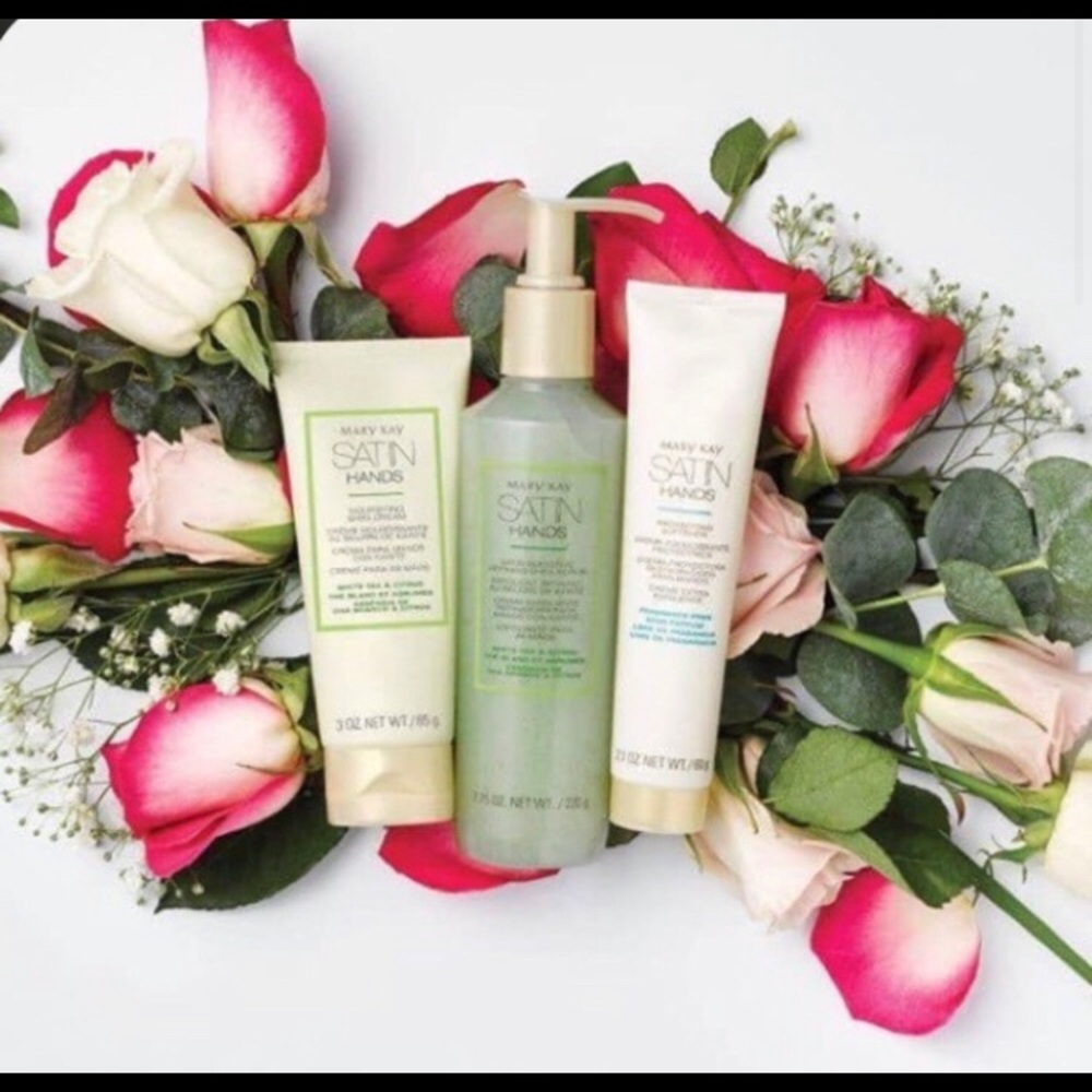 Satin hands. Manos de seda.